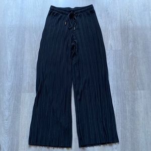 Wide leg black plisse pants!